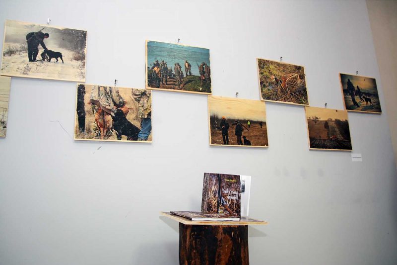 "Coltul" lui Romeo Komaromi cu cartea si imaginile din proiect imprimate pe lemn © mondorama.ro