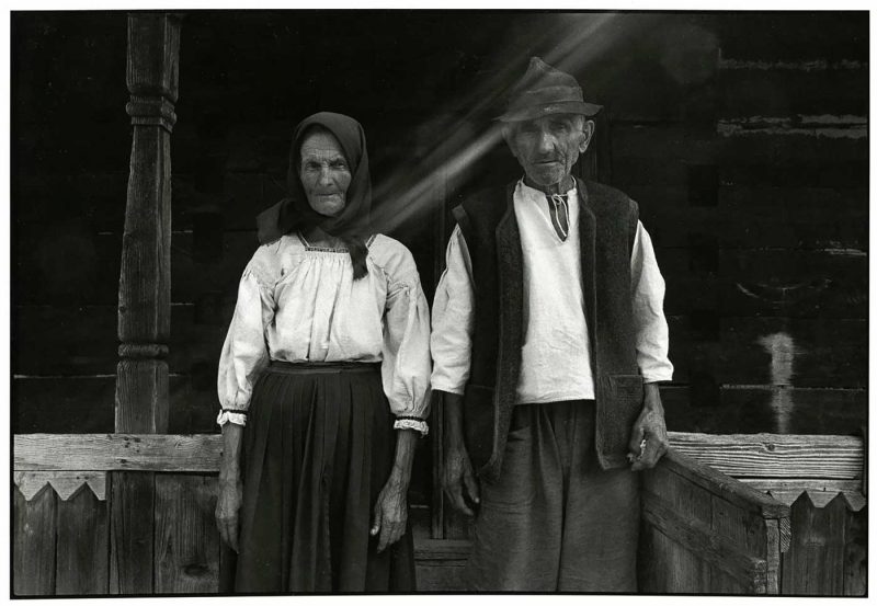 Irina Valeneru și Ioan "Ciuclă" Chindriș, țărani din Maramureș, Ieud, 1991 © Jean-Jacques Moles