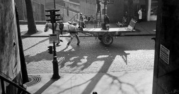 © Willy Ronis. Avenue Simon Bolivar (Menilmontant), Paris, 1950