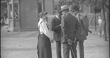 În Wurstelprater, Femeie și bărbați în conversație, 1905 - 1911 / © Emil Mayer / Courtesy of Wien Museum.