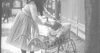 În Wurstelprater, Asistentă cu un copil, 1905 - 1911 / © Emil Mayer / Courtesy of Wien Museum.