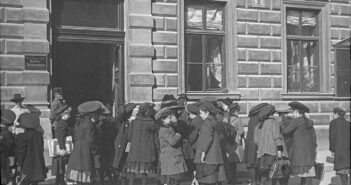 Elevi în fața intrării la Școala primară de fete, 1905 - 1911 / © Emil Mayer / Courtesy of Wien Museum.